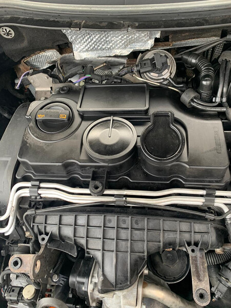 Клапанная крышка Volkswagen Passat B6 универсал 2007 г.  2.0 л дизель Коломыя