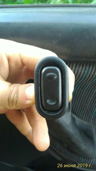 Кнопка стеклоподъемника передняя правая Mazda 323  1995 1.6 Бензин 