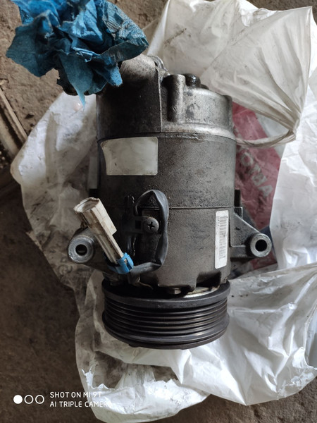 Компрессор кондиционера Opel Zafira B универсал 2006 г.  1.9 л дизель Коломыя