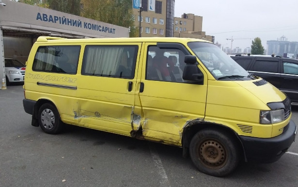 Средняя стойка правая \между дверьми\ Volkswagen T4 (Transporter)  2001 1.9 Дизель 