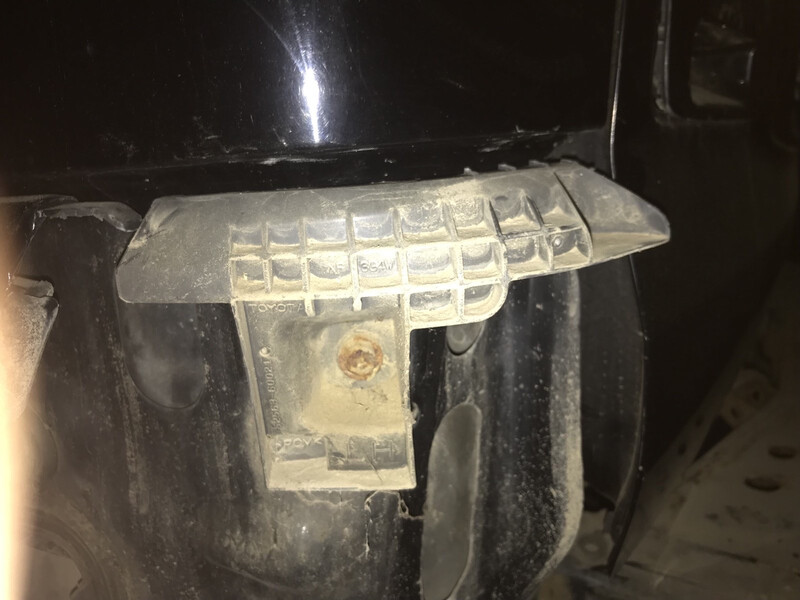 Направляюча заднього бампера Toyota Land Cruiser Prado 120 2008 р.  4.0 л бензин Дрогобич