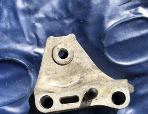 Кронштейн подушки двигателя Toyota Avensis  2005 2.0 Бензин Умань