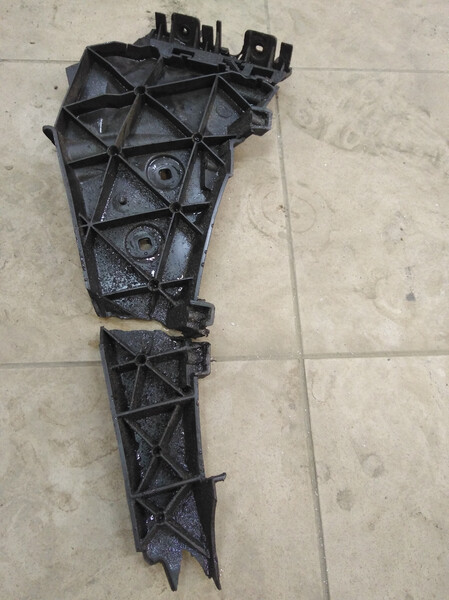 Кронштейн бампера переднего левый Audi Q7 2011 г.  3.0 л дизель Ровно