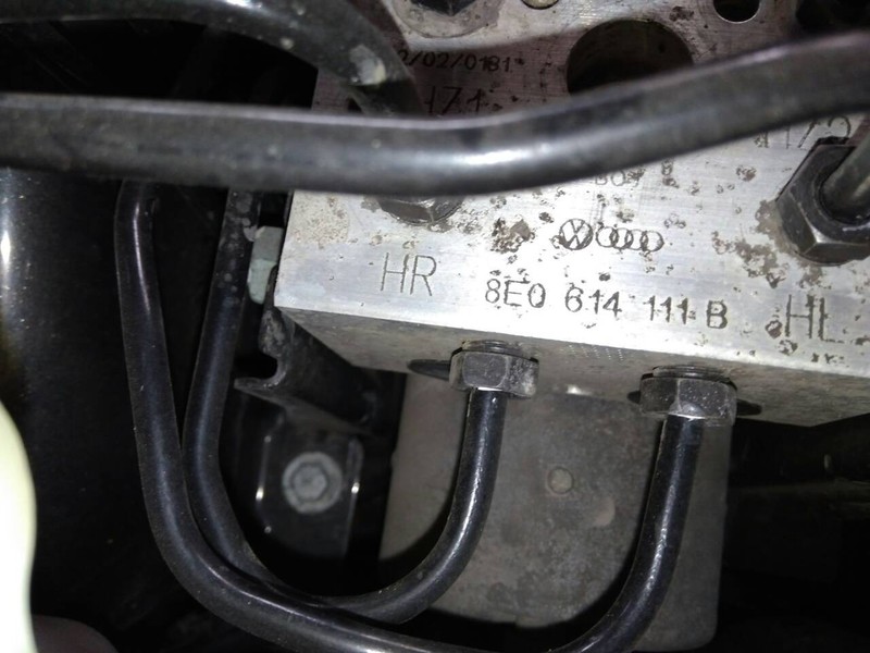 Блок управління ABS 8Е0614 111В HL   Volkswagen Passat