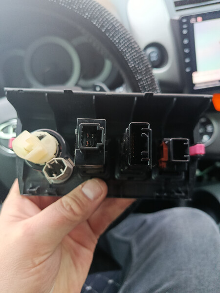 Центральна рамка підкурювача Toyota RAV4  2011 2.0 Бензин Хмельницкий