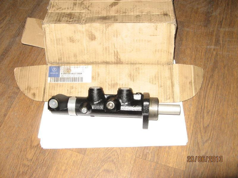 Главный тормозной цилиндр A0054308601   Mercedes Vario