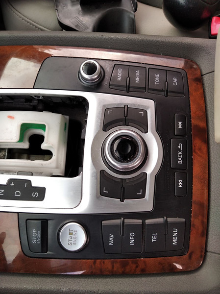 Панель управления мультимедий Audi Q7 2013 г.  3.0 л бензин Киев