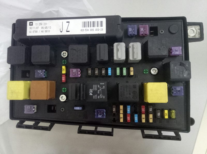 Блок предохранителей 13250231   Opel Astra, Opel Zafira