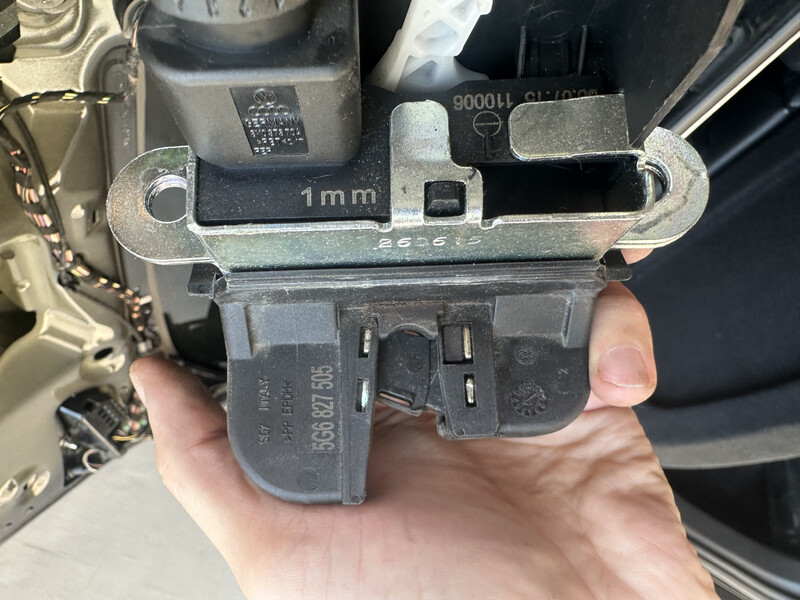 Замок кришки багажника golf 7 Volkswagen e-Golf  2015 хэтчбек 5.0 Электро Винница