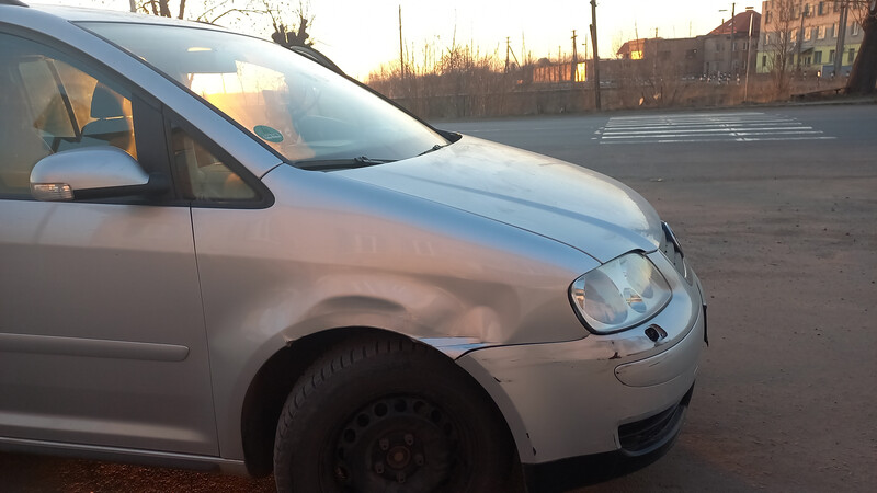 Крило праве світло сіре Volkswagen Touran  2005 купе 1.6 Бензин Червоноград