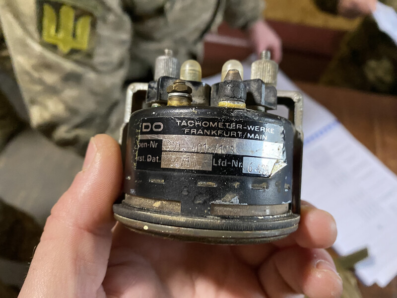 Указатель давления масла на три пина 24 вольта MF 70  1976 