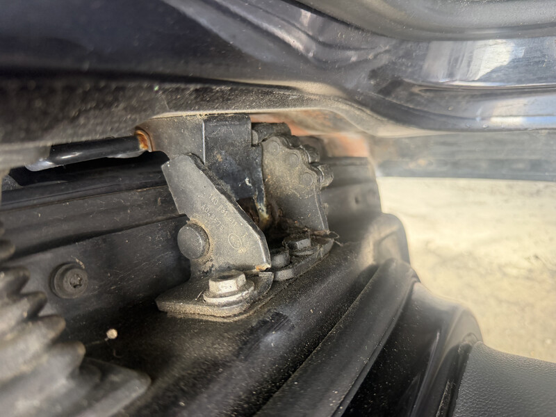 Завіс дверей передній лівий Volkswagen Golf  2008 универсал 1.4 Бензин Рожище