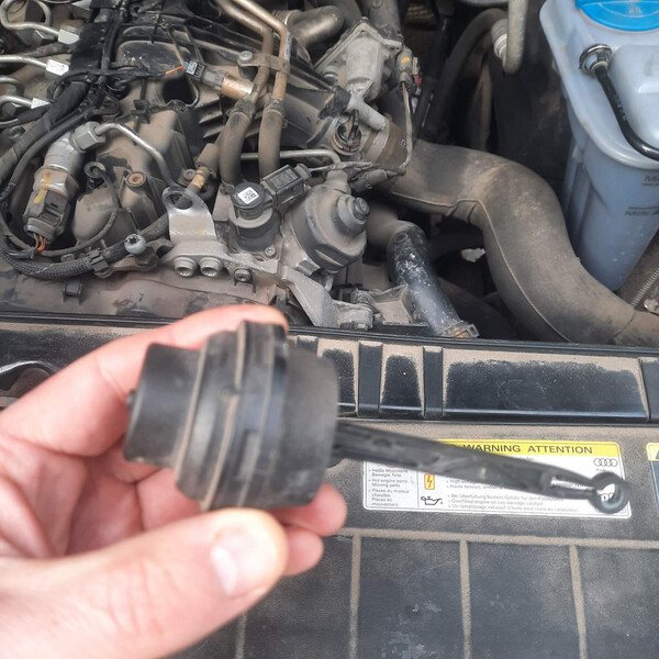 Клапан грушка egr Audi Q5  2012 2.0 Дизель 