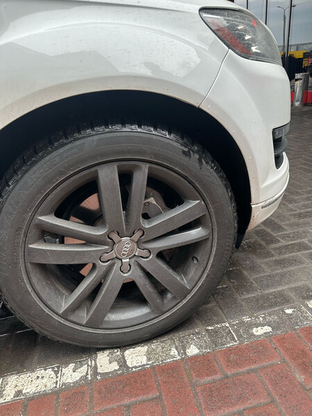 Підкрилок правий передній Audi Q7  2012 3.0 Дизель 
