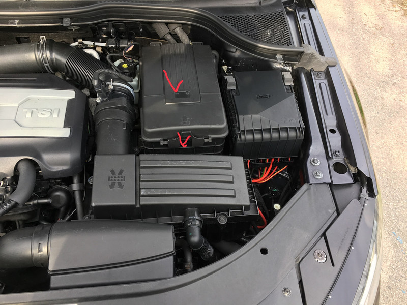 Пластиковый декор на аккумулятор Volkswagen Passat CC  2013 2.0 Бензин Белая Церковь