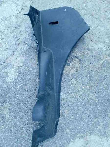 Пластик салона (сзади, справа от защелки крепления дивана вниз) Mazda 3 рестайл 2006 1.6 Бензин Ровно