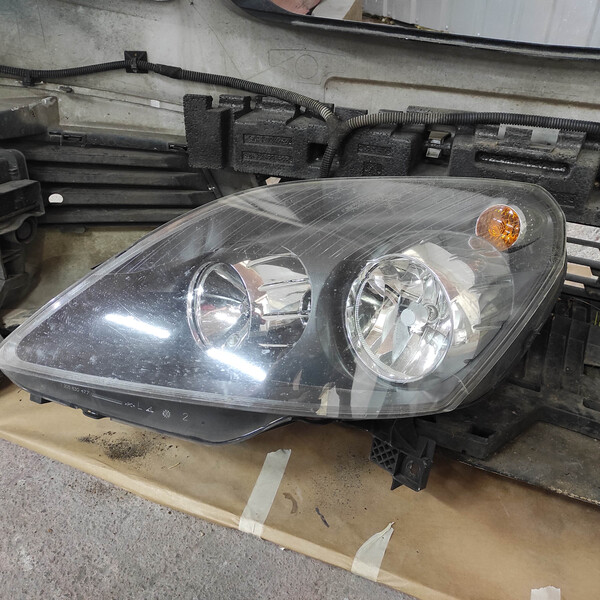 Передня фара Opel Zafira B універсал 2007 р.  1.0 л бензин Чернігів