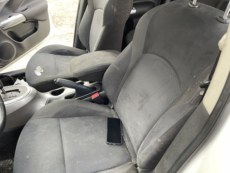 Переднє сидіння Nissan Juke  2013 1.6 Бензин 