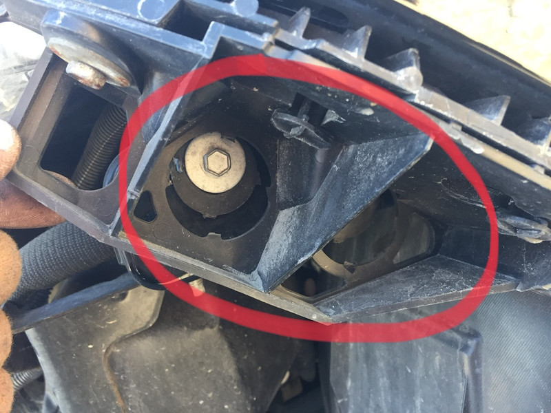 Направляючі переднього бампера Peugeot 308  2012 хетчбек 1.6 Дизель 