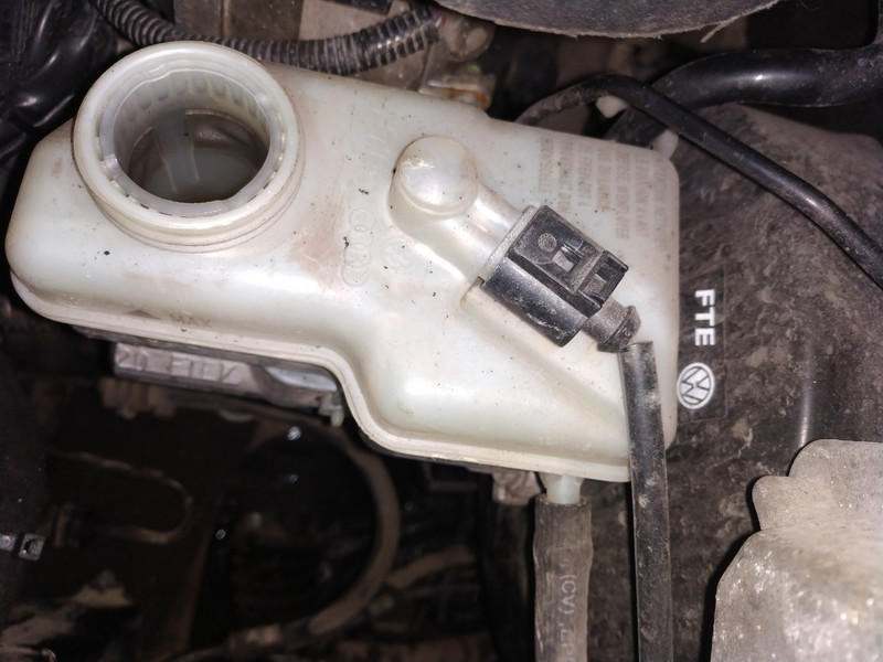 Крышка бочка тормозной жидкости Volkswagen Polo 4  2003 хетчбек 1.4 Бензин 