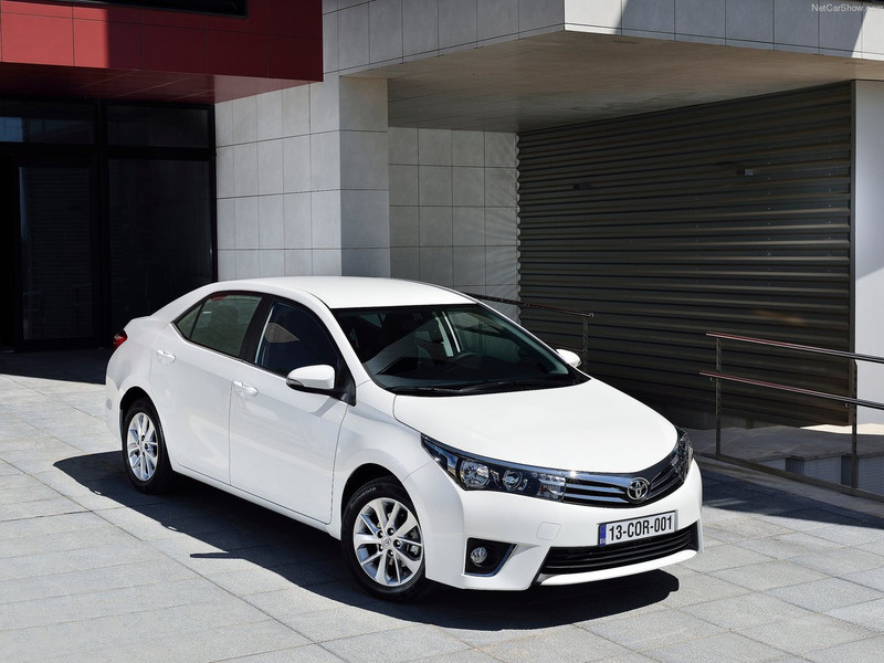 Бампер передний Toyota Corolla 2013 г.  1.3 л бензин Ровно