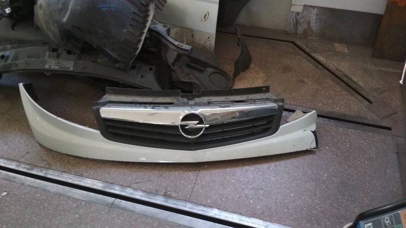 Решетка передняя Opel Vivaro 2012 г.  Мелитополь