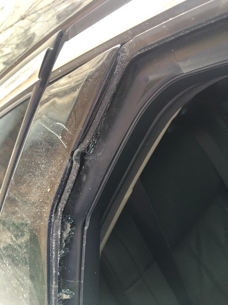 Правое заднее опускное стекло, уплотнитель с пластиковой накладкой Infiniti FX 37 2012 3.7 Бензин Киев