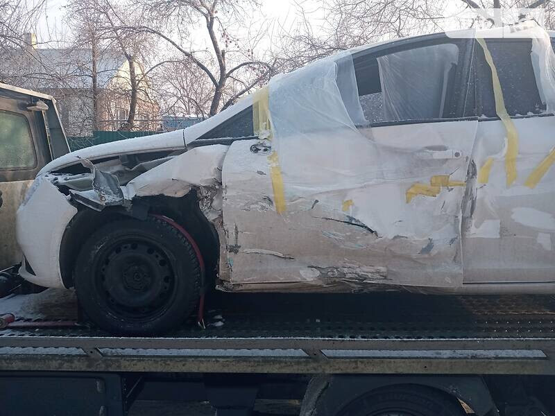 Двери водійські крило Seat Ibiza 4 хэтчбек 2015 г.  1.4 л бензин Ровно