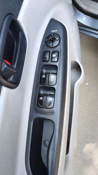 Блок управления стеклоподъемниками 93570-1E111   Hyundai Accent