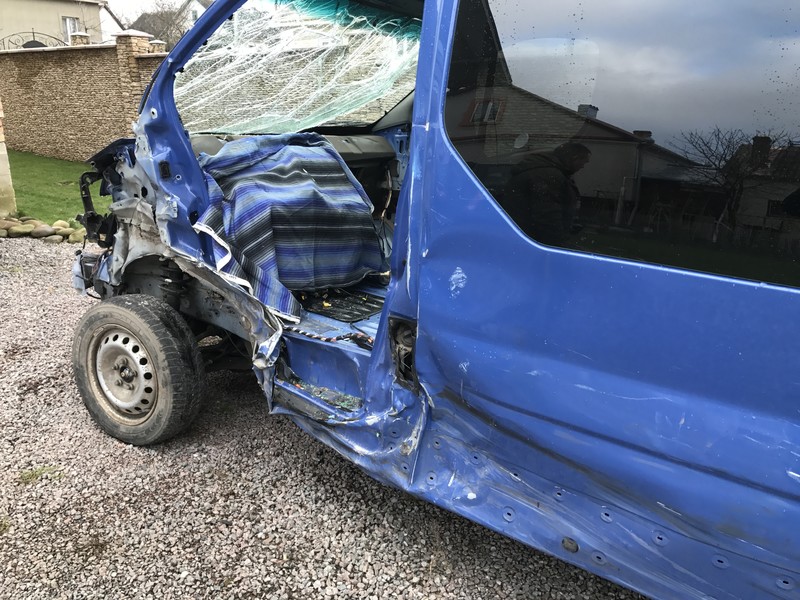 Дверка шоферська синього кольору Opel Vivaro  2005 2.0 Дизель 