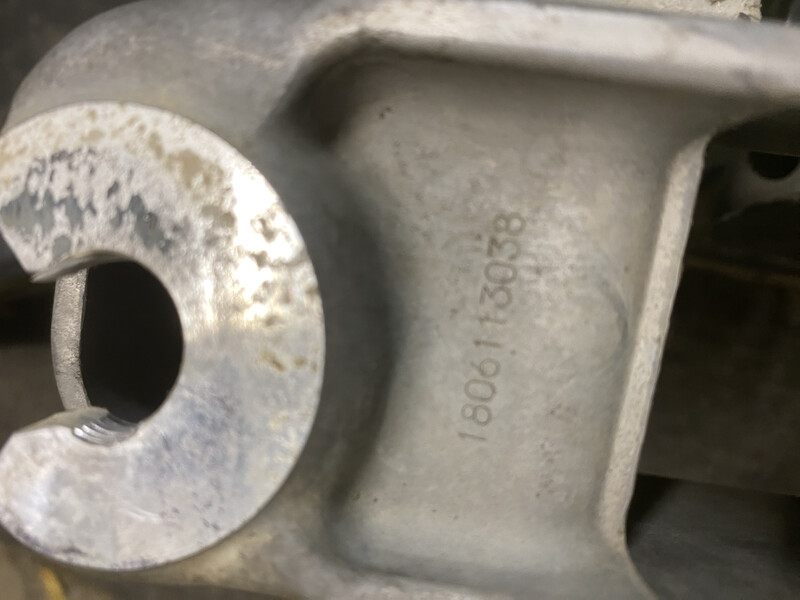 Лівий кронштейн підрамника Subaru Outback  2018 универсал 2.5 Бензин 