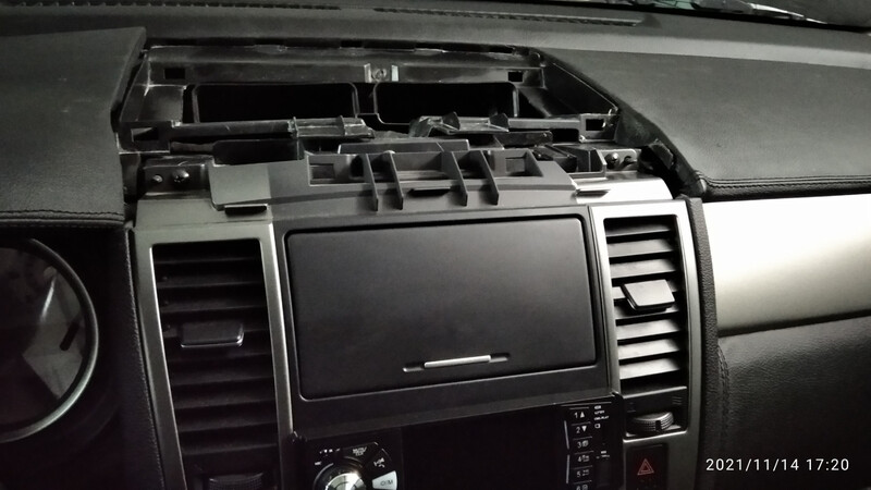 Верхняя часть серединка торпеды Nissan Tiida C11  2009 хетчбек 1.5 Бензин 