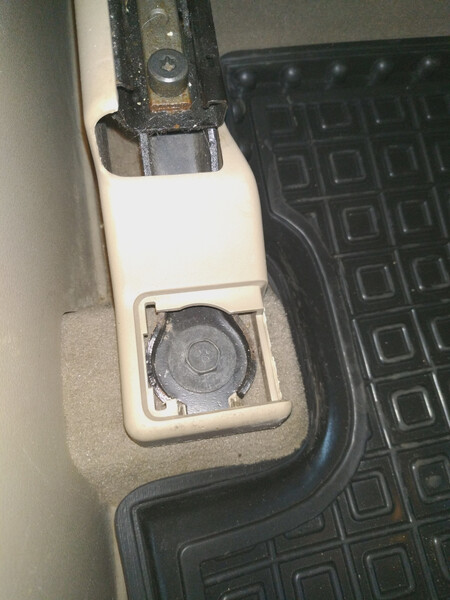 Заглушка крепления сидения задняя, бежевая Jeep Patriot  2012 2.4 Бензин 