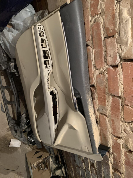 Левая декоративная накладка нижней опоры рамы передней двери Toyota Camry 70  2018 2.5 Бензин 