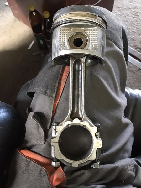 Поршень с шатуном Nissan Navara 2004 г.  2.5 л дизель Черкассы