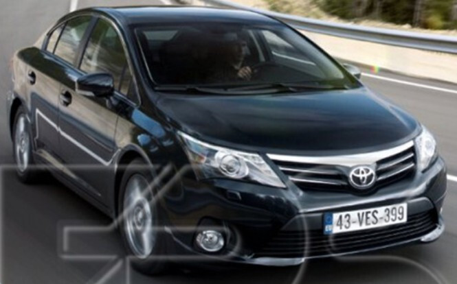 Решітка радіатора Toyota Avensis  2013 універсал 2.0 Дизель 