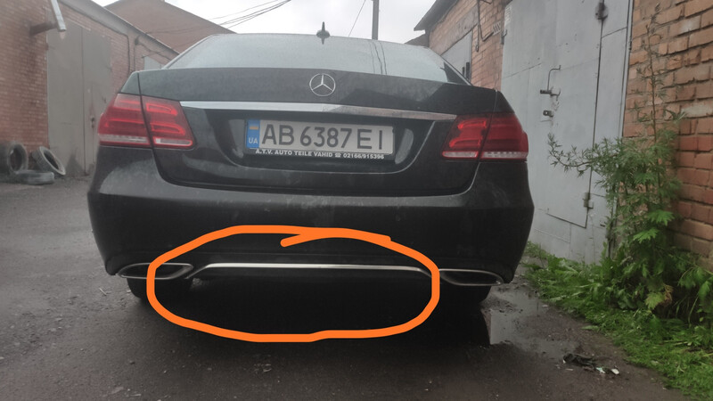 Задний молдинг бампера Mercedes E-Class 2014 г.  2.2 л дизель Киев