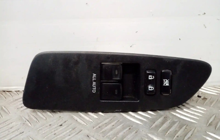 Блок кнопок стеклоподъёмников на 2 кнопки Toyota Auris  2011 хетчбек 1.6 Бензин 