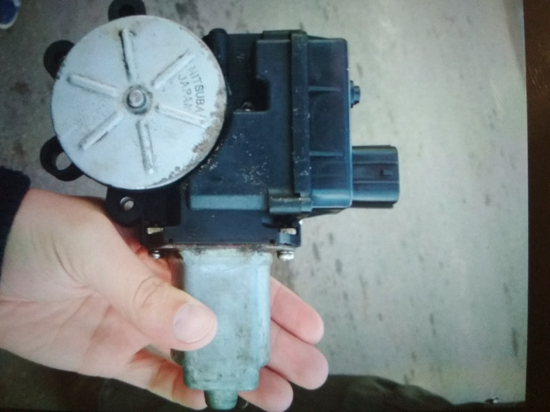 Редуктор електро підйомника стікла переднього водійського Mitsubishi Outlander  2008 универсал 2.4 Бензин Меловое