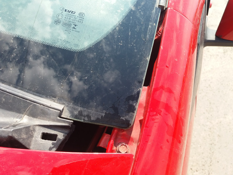 Левый уголок переднего лобового стекла Toyota Yaris  2016  Бензин 