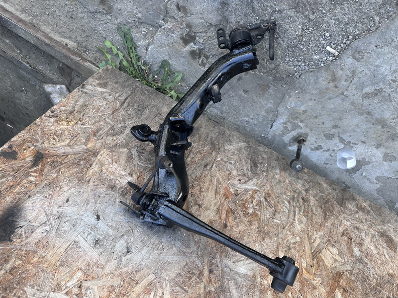 Задній важіль Toyota Avensis  2005 універсал 2.0 Дизель 