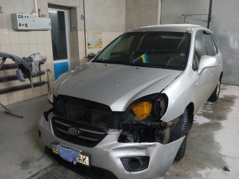 Бампер передний Kia Carens 3  2007 универсал 2.0 Бензин Чернигов