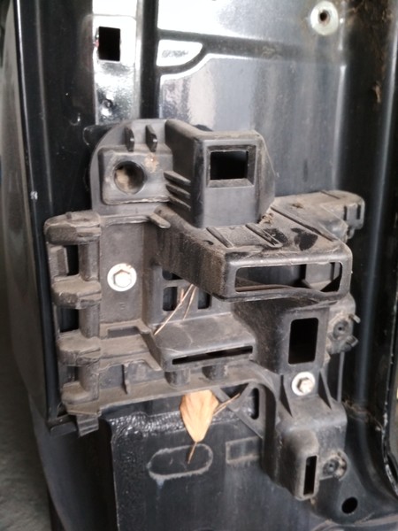 Направляючі заднього бампера Peugeot Partner  2011 1.6 Дизель 