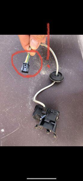 Актуатор лючка бензобака 5С6.810.773.J   Volkswagen Jetta