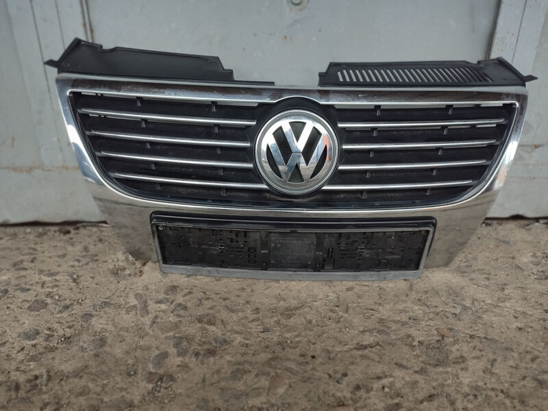 Решетка радиатора під партроніки хайлайн Volkswagen Passat B6  2008 универсал 2.0 Дизель Луцк