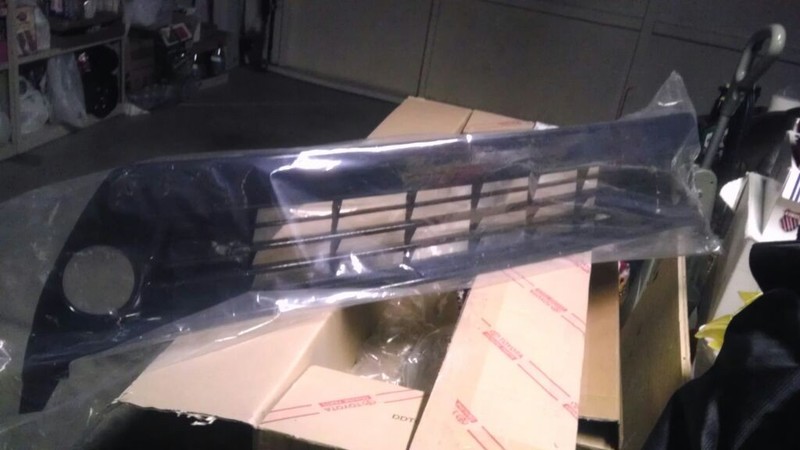 Решетка бампера нижняя под ПТФ Toyota Prius 30  2013 хетчбек 1.8 Гибрид 