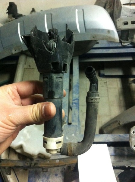 Форсунка омывателя фары правая 8264A054   Mitsubishi Outlander XL