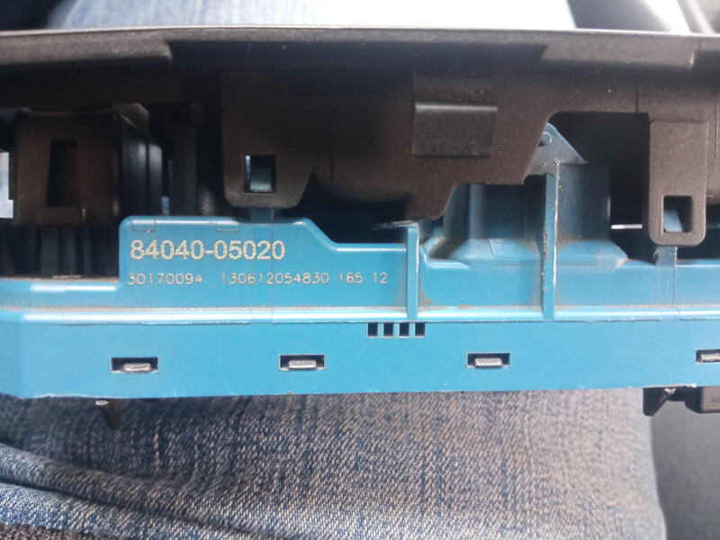 Блок управления стеклоподъемниками 84040-05020   Toyota Avensis