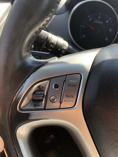 Кнопки управления магнитолой на руле Hyundai ix35  2013 2.0 Дизель 