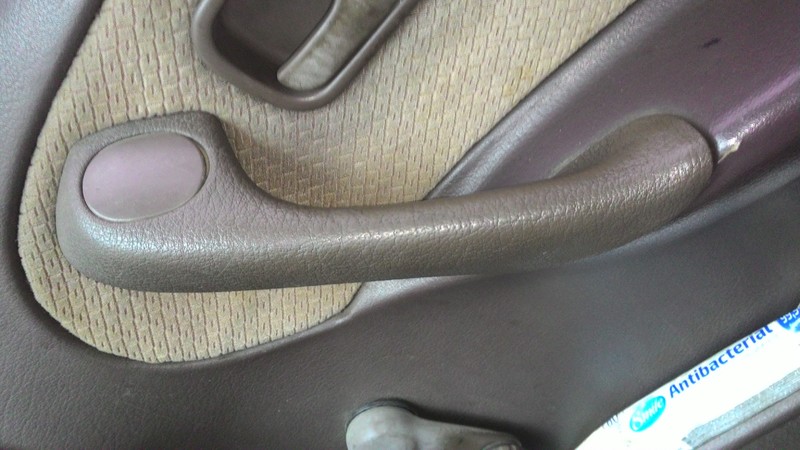 Внутренняя ручка правой двери Nissan Primera W10 універсал 1992 р.  1.6 л бензин Миколаїв